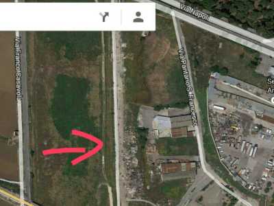 Panoramica dell'accampamento rom del canalone: le case di cartone e i rifiuti si vedono anche dal satellite di Google Maps